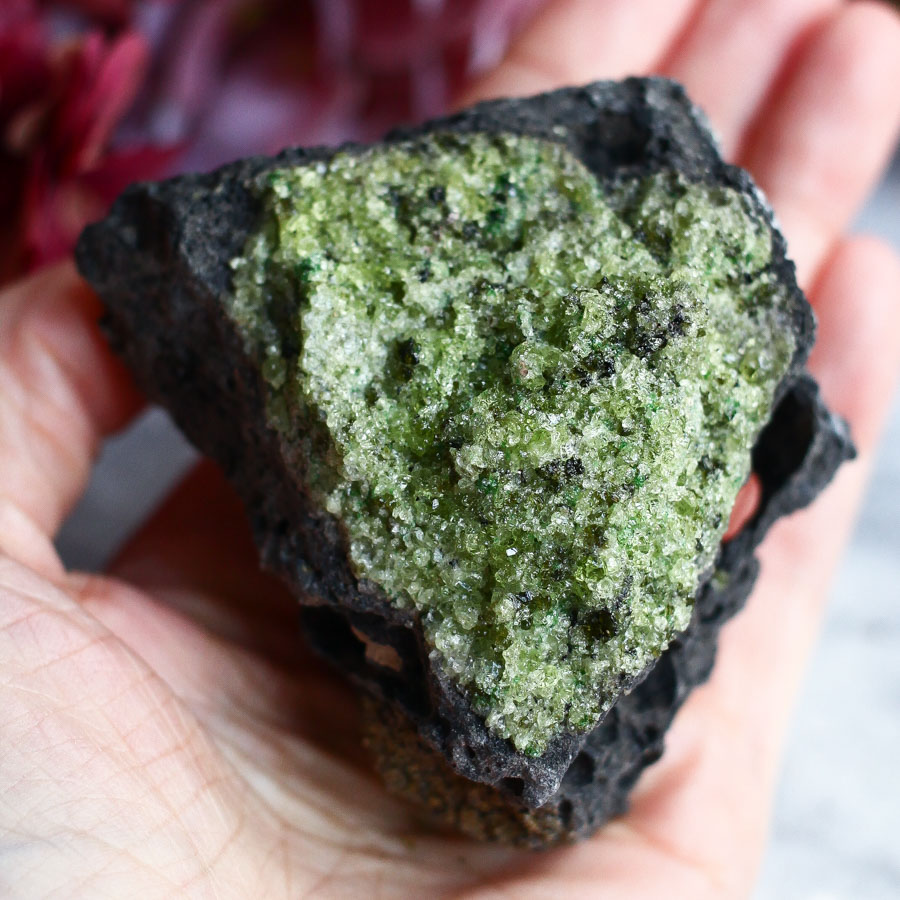 Хризолит на базальте