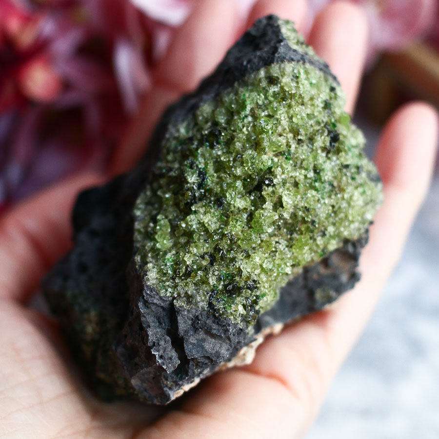 Хризолит на базальте