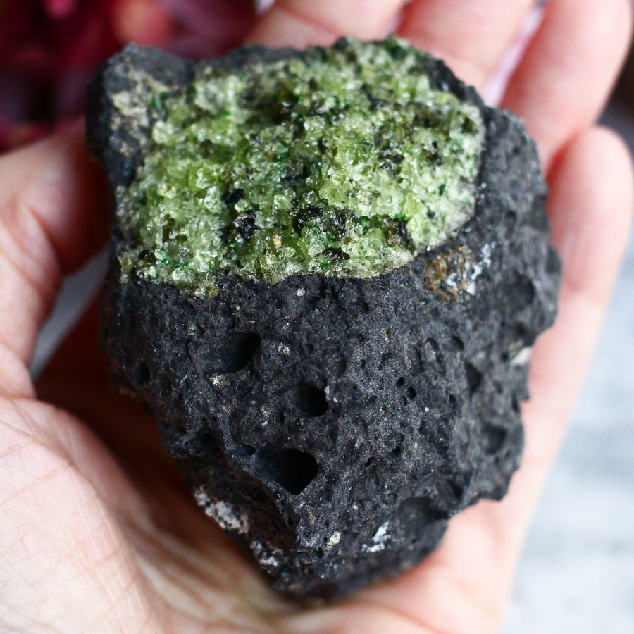 Хризолит на базальте