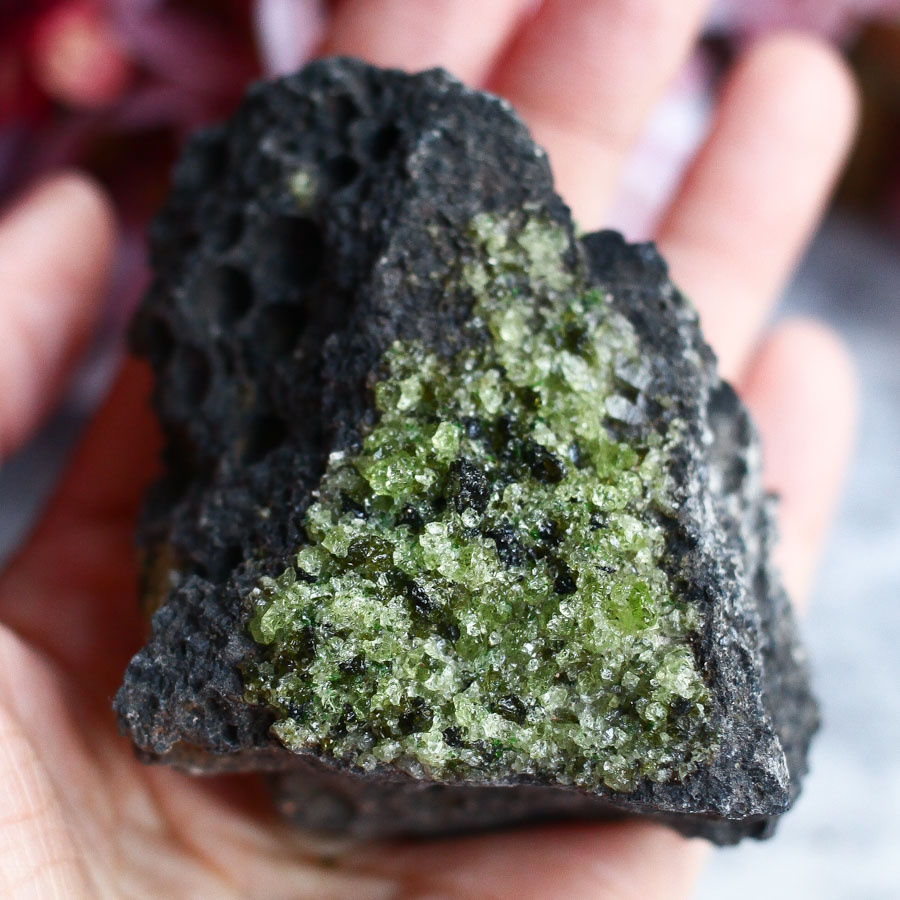 Хризолит на базальте