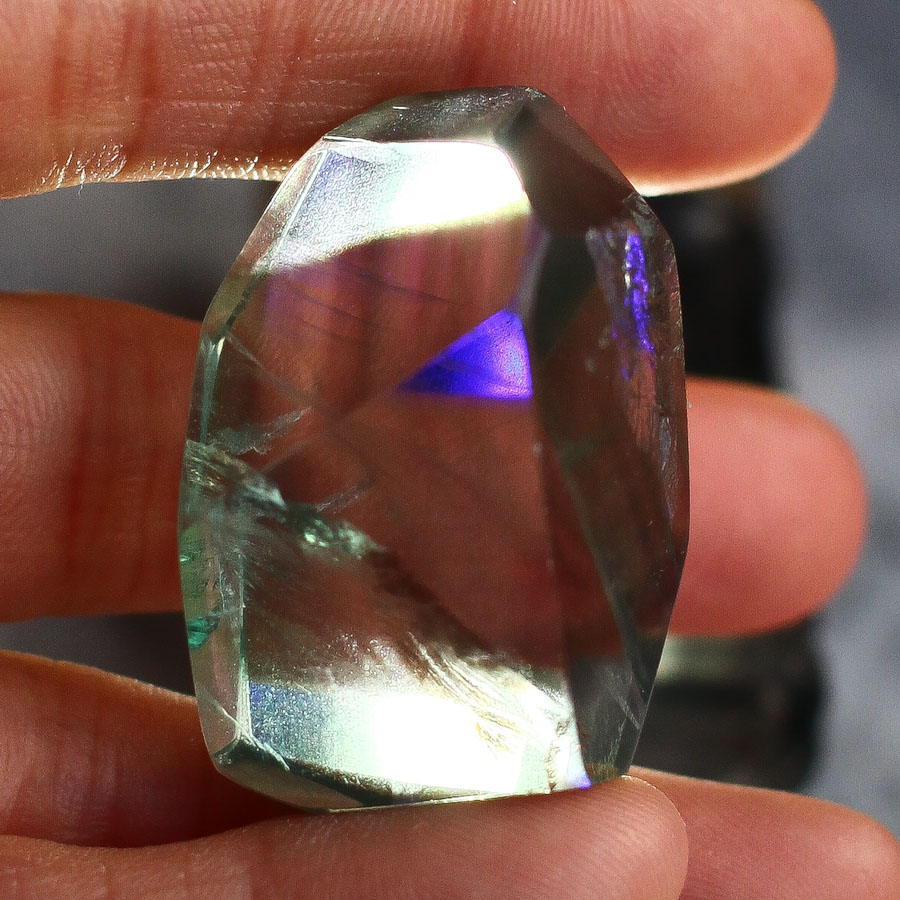 Флюорит ограненный