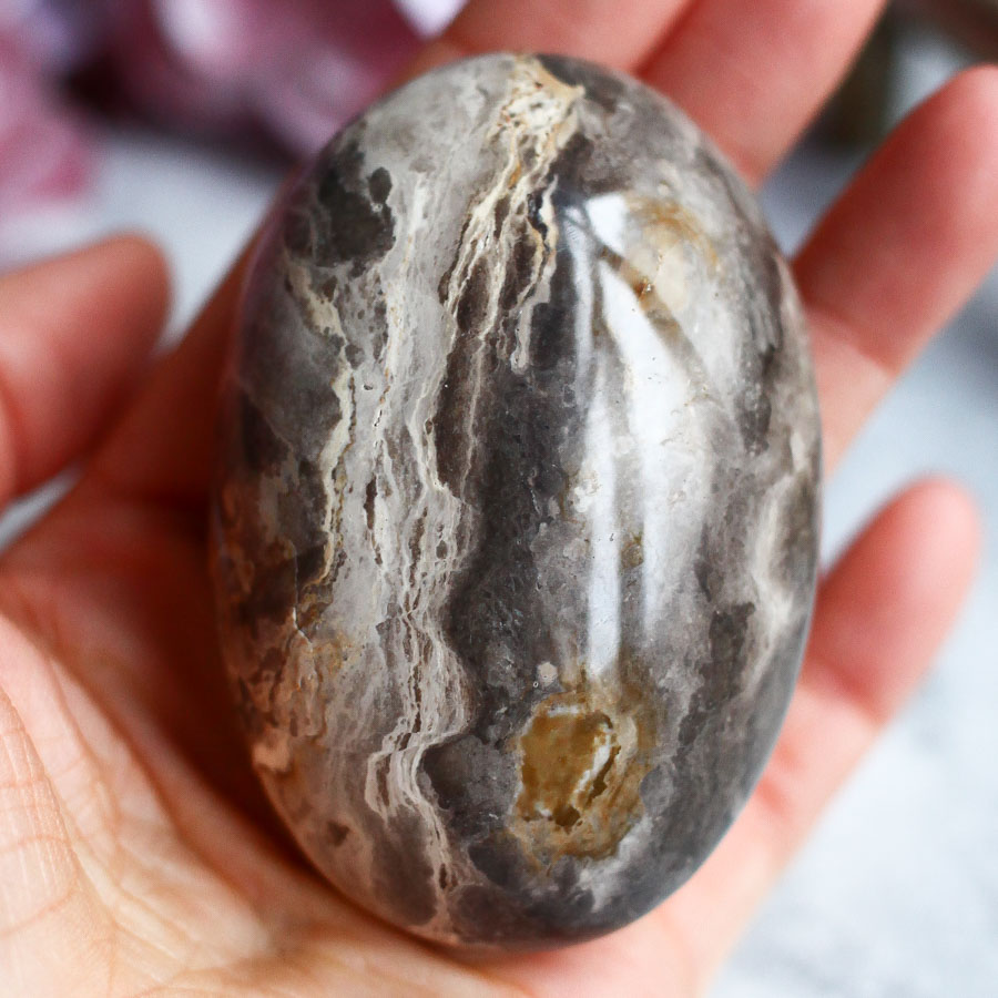 Мадагаскарский черный опал в форме гальки