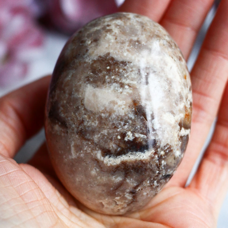 Мадагаскарский черный опал в форме гальки