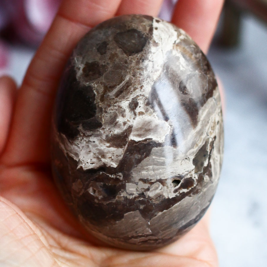 Мадагаскарский черный опал в форме гальки