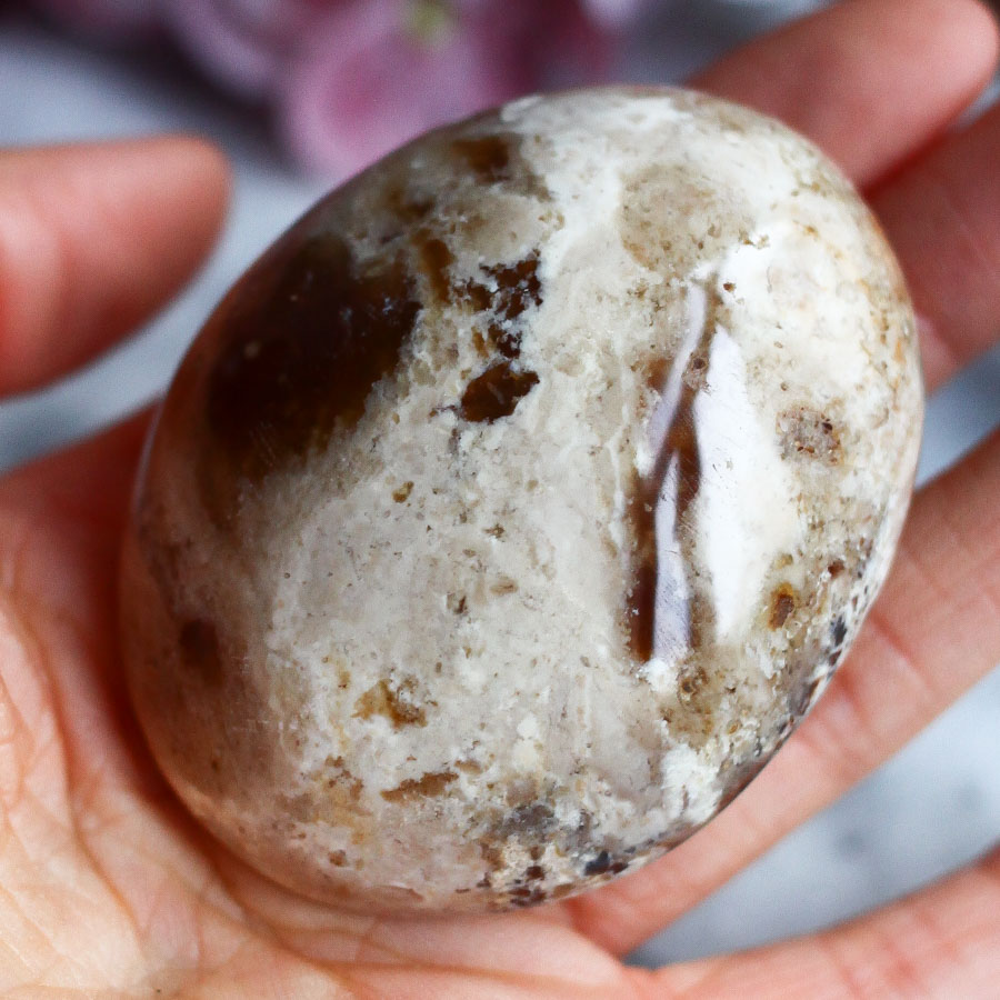 Мадагаскарский черный опал в форме гальки