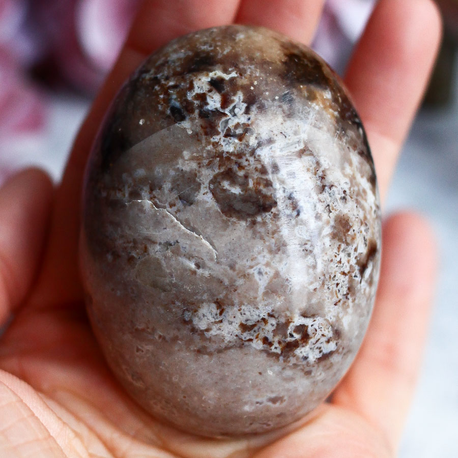 Мадагаскарский черный опал в форме гальки