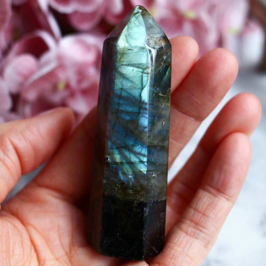 Лабрадор в форме кристалла-генератора