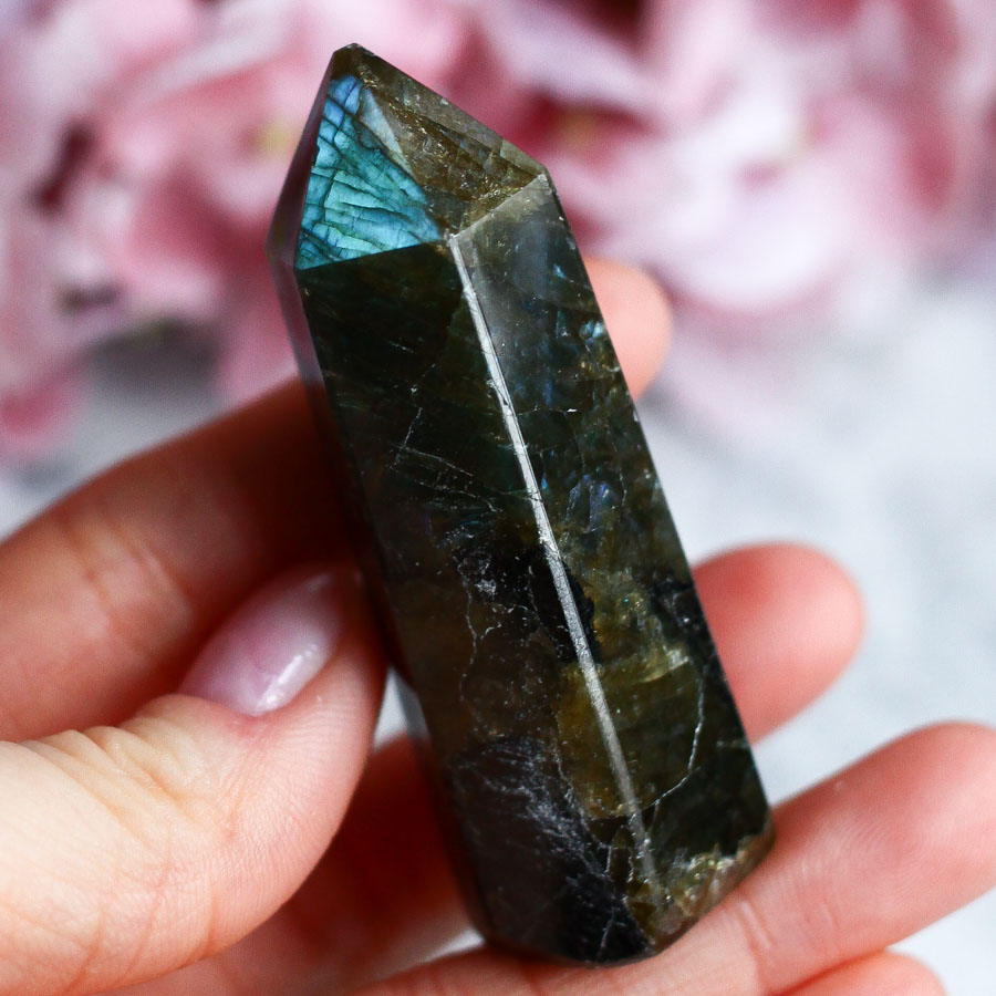 Лабрадор в форме кристалла-генератора