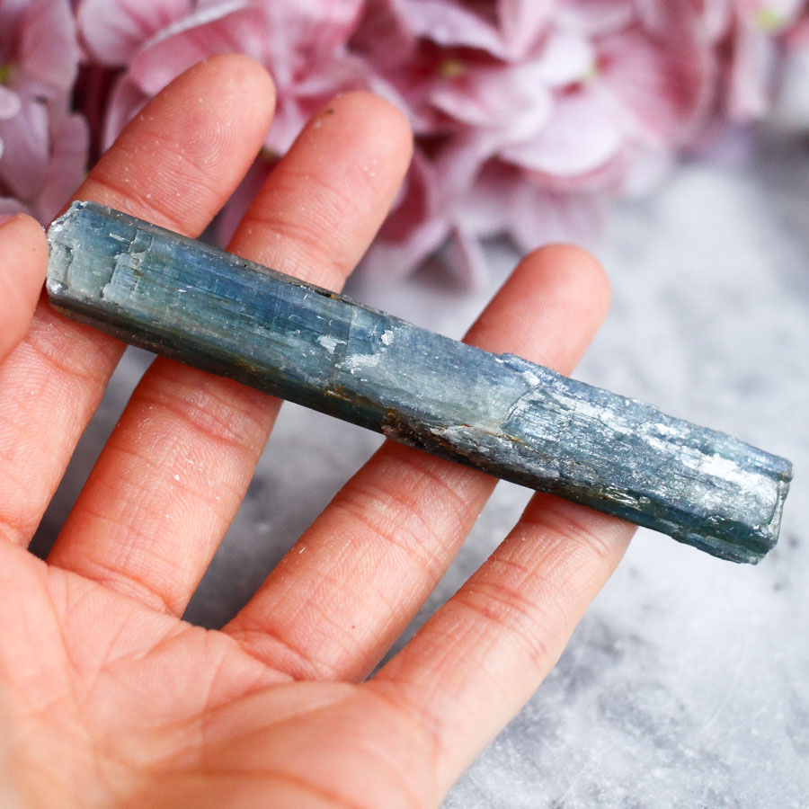 Кианит необработанный