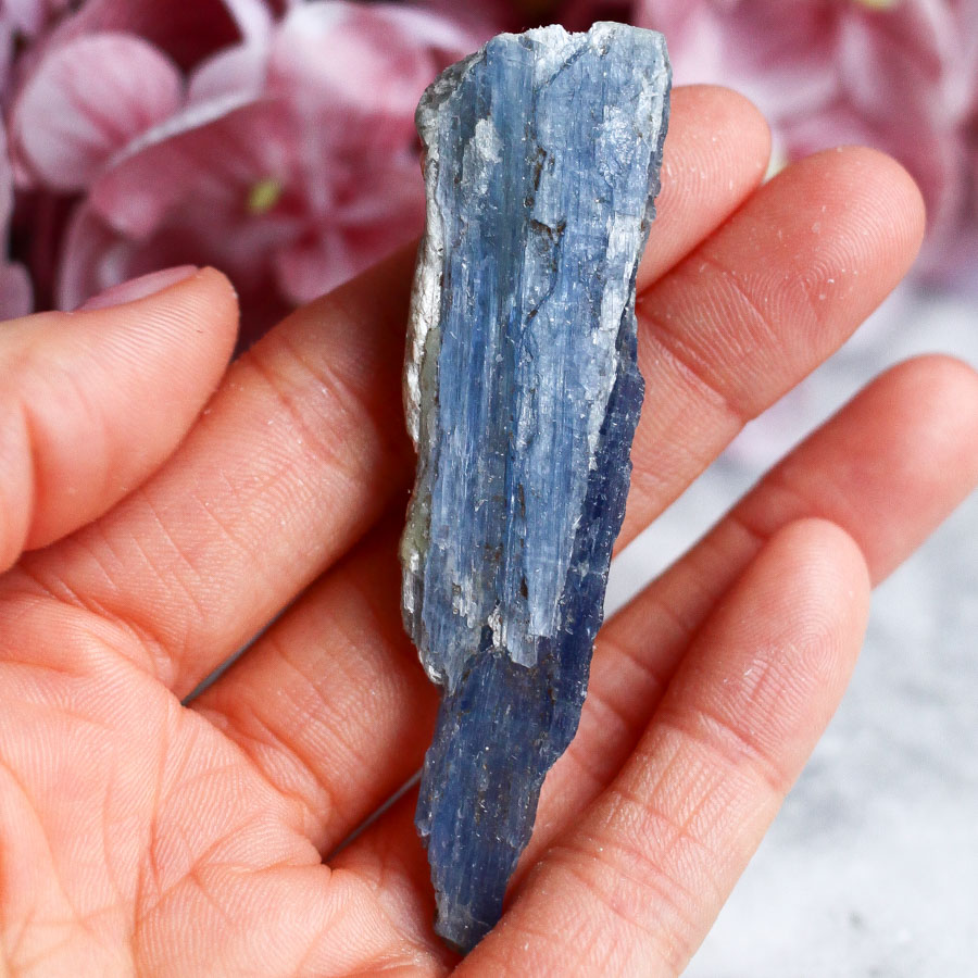 Кианит необработанный