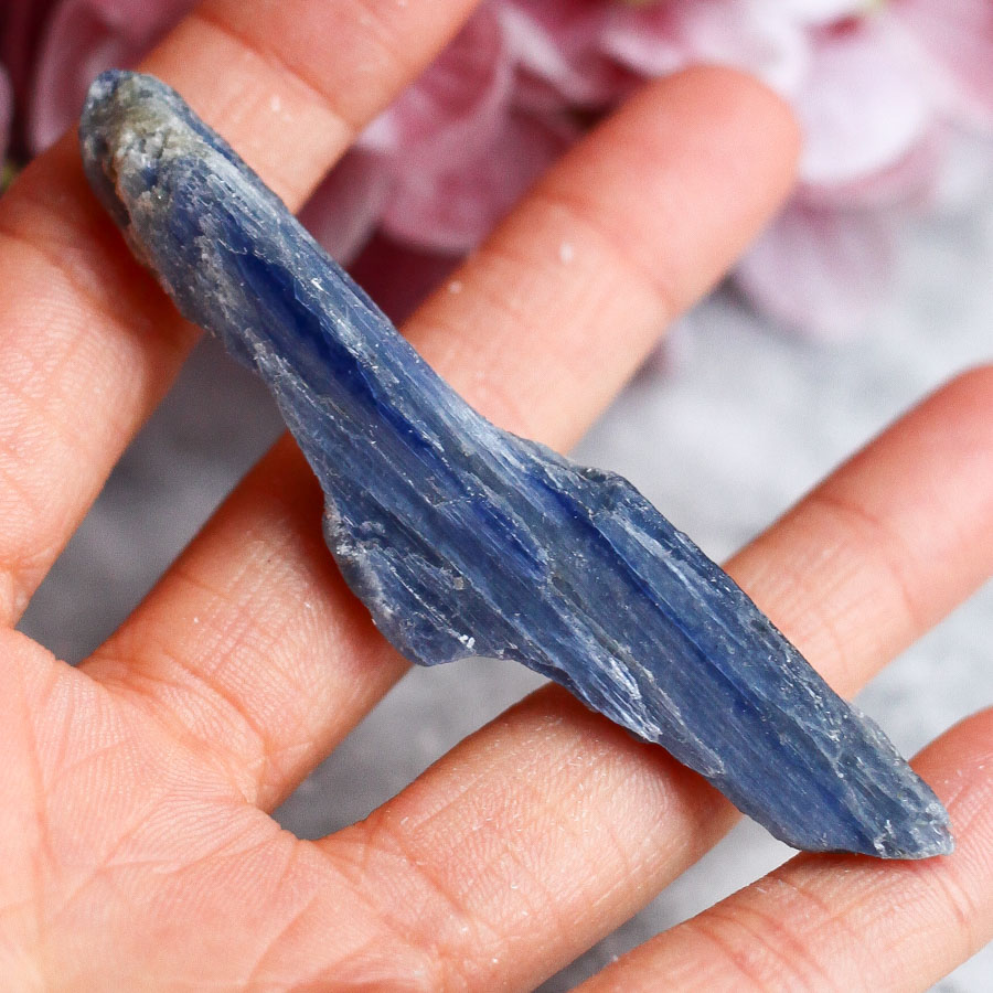 Кианит необработанный