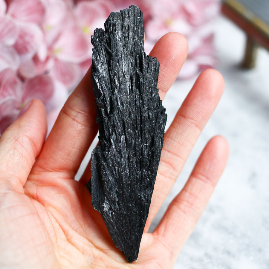 Черный кианит необработанный