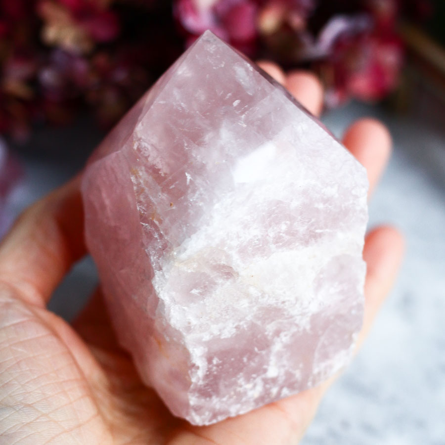 Розовый кварц в форме кристалла-генератора