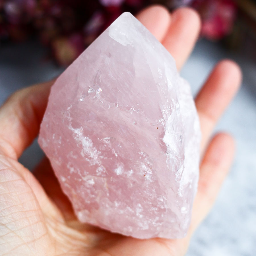 Розовый кварц в форме кристалла-генератора