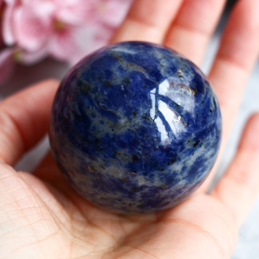 Содалит в форме шара