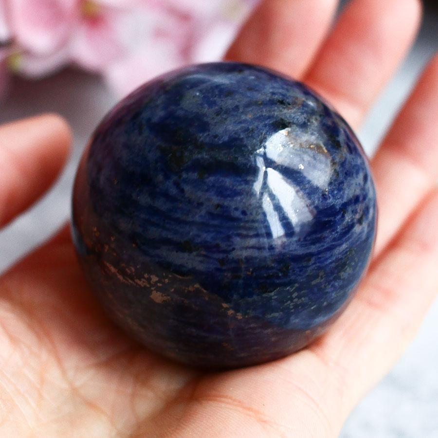 Содалит в форме шара