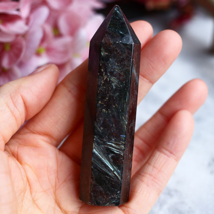 Антофиллит-жедрит в форме кристалла-генератора