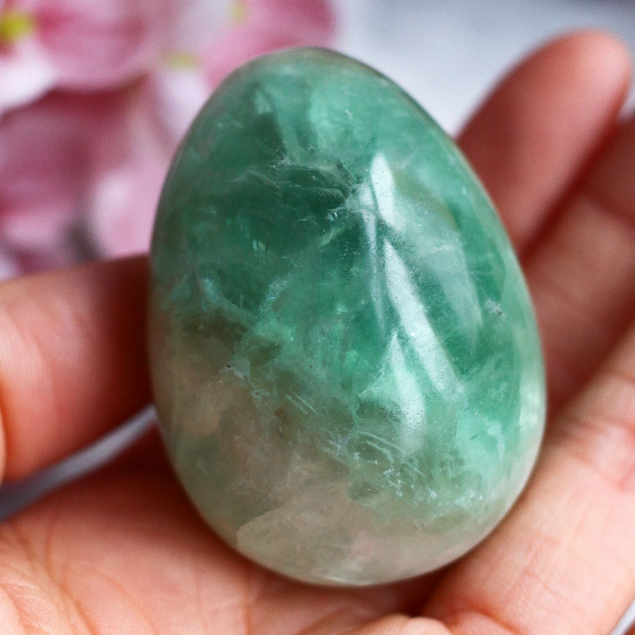Флюорит в форме яйца