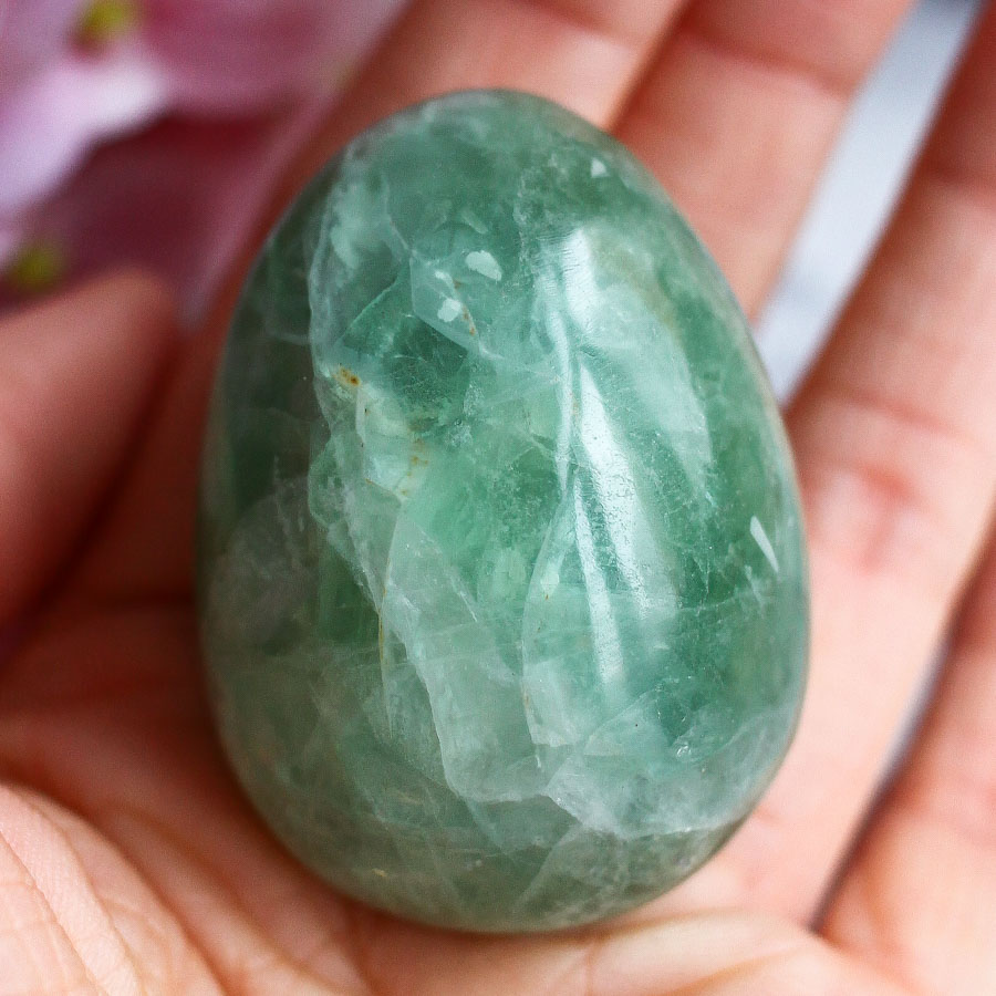Флюорит в форме яйца