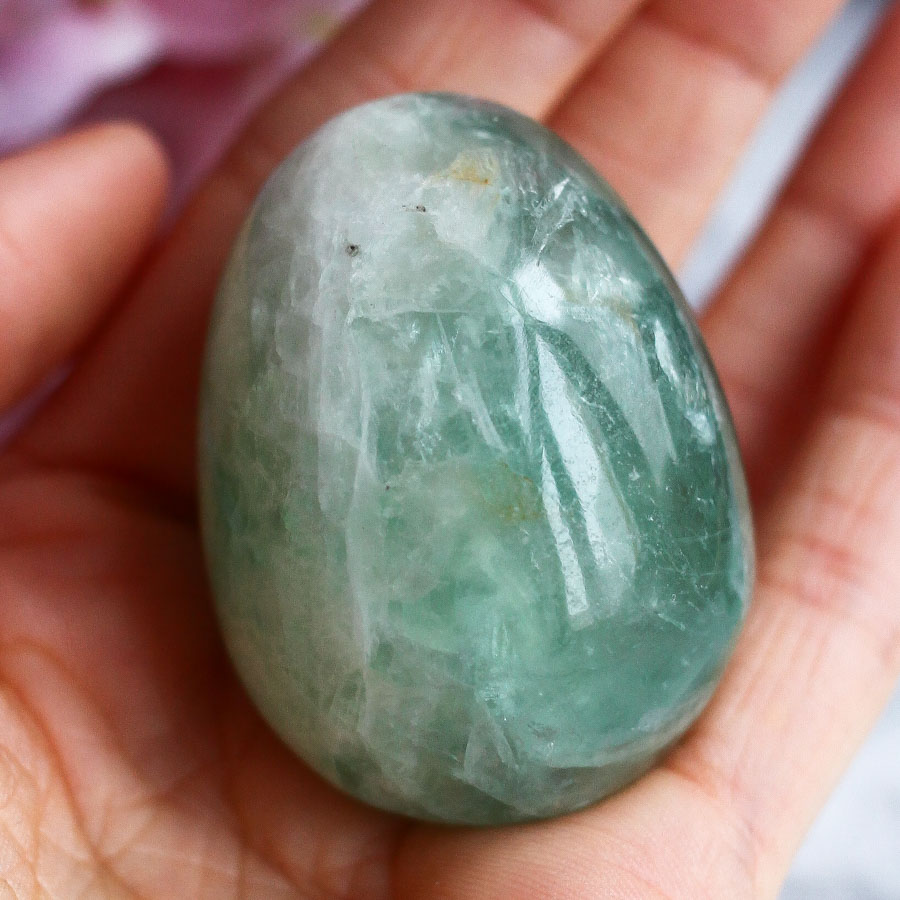 Флюорит в форме яйца