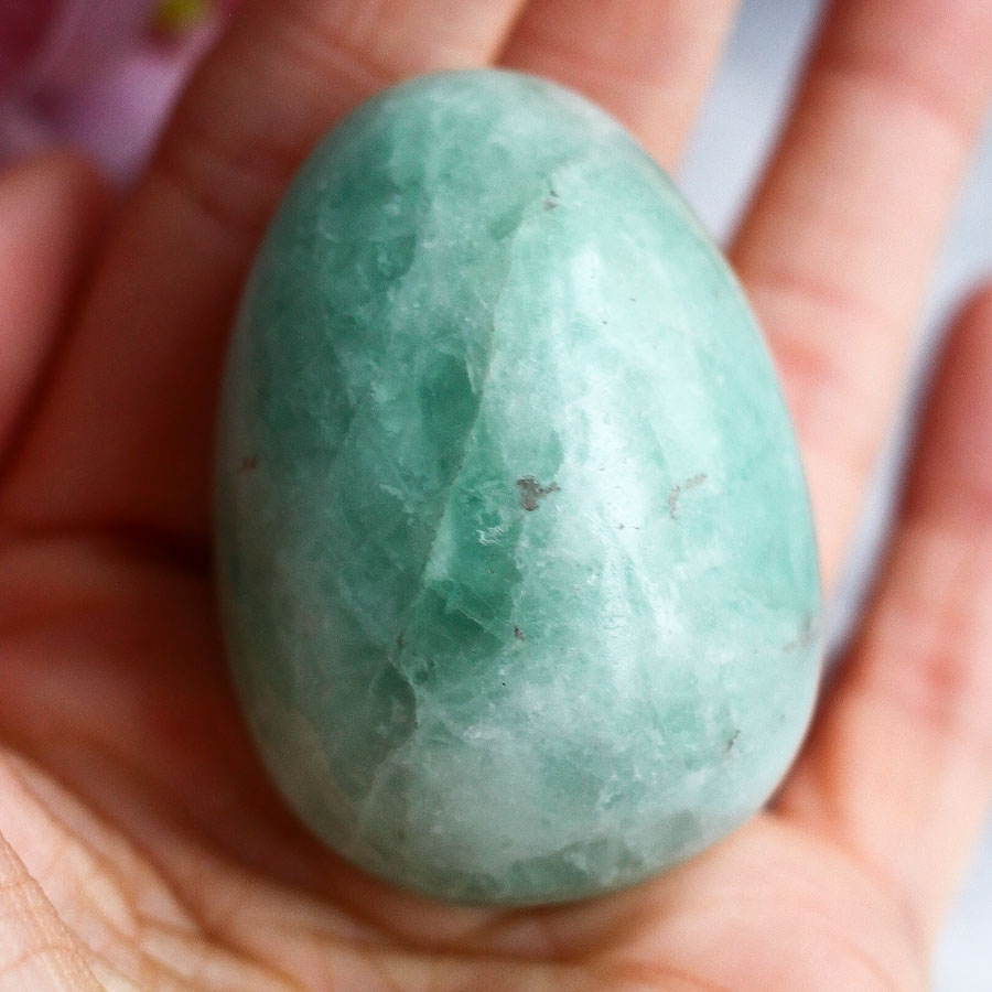 Флюорит в форме яйца