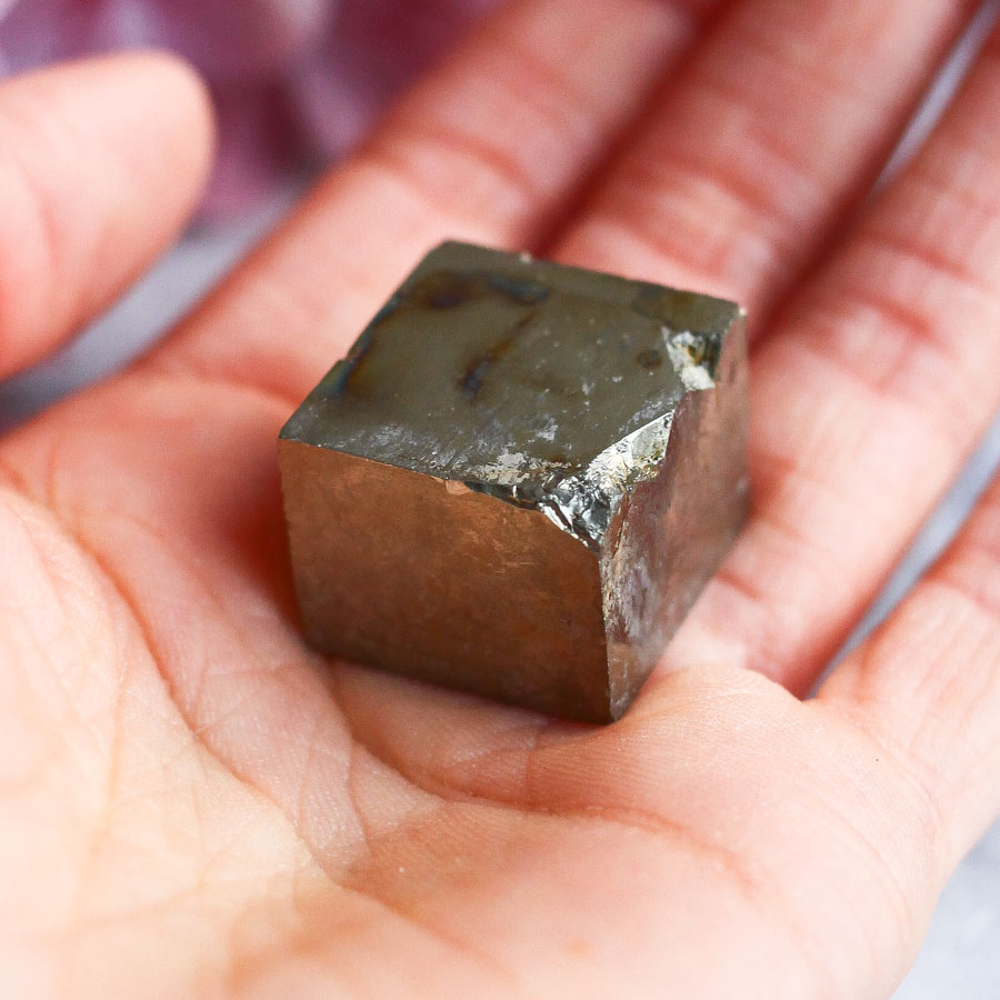 Кубический кристалл пирита