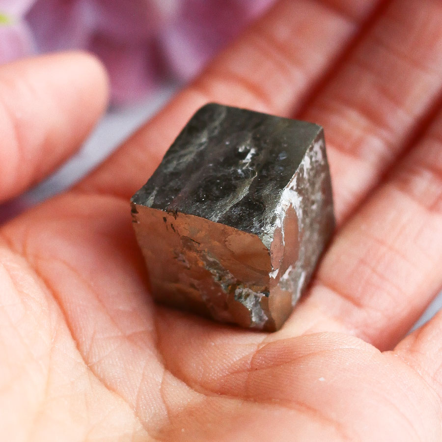 Кубический кристалл пирита