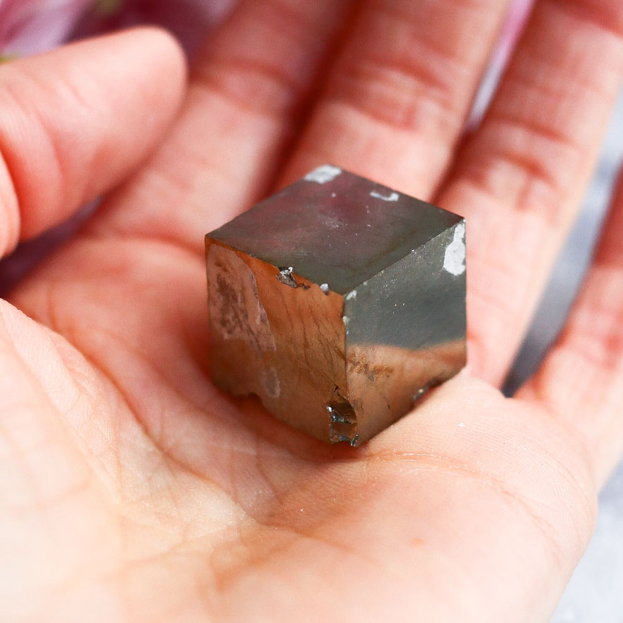 Кубический кристалл пирита