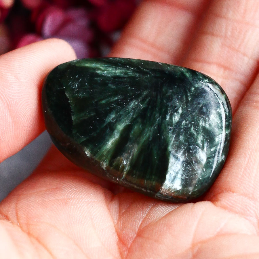 Серафинит в форме гальки