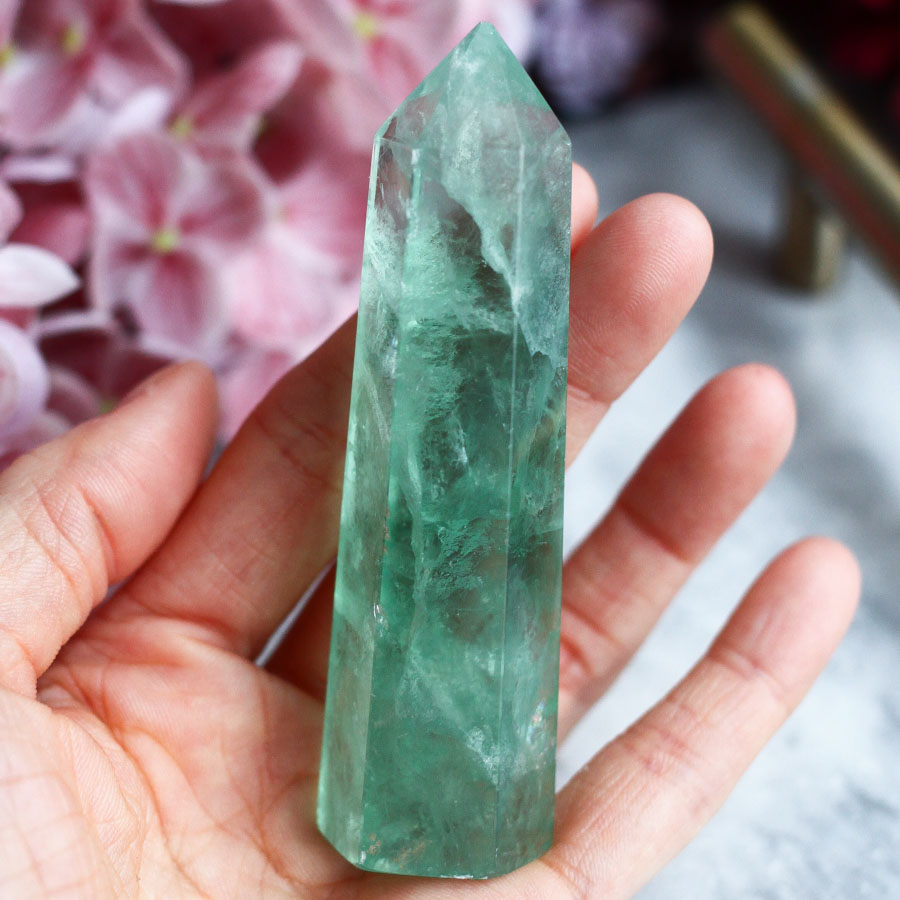 Флюорит в форме кристалла-генератора