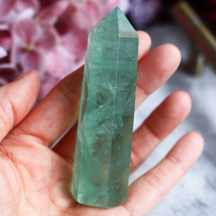 Флюорит в форме кристалла-генератора