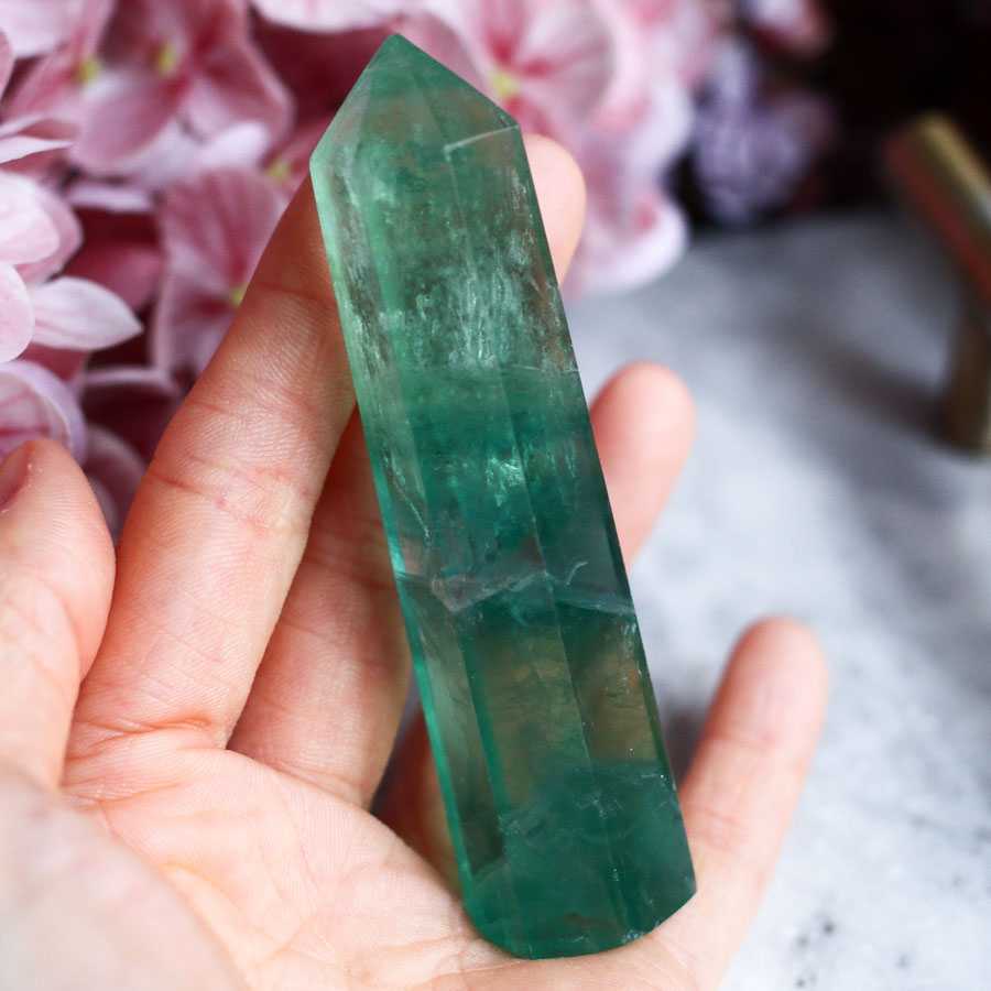 Флюорит в форме кристалла-генератора