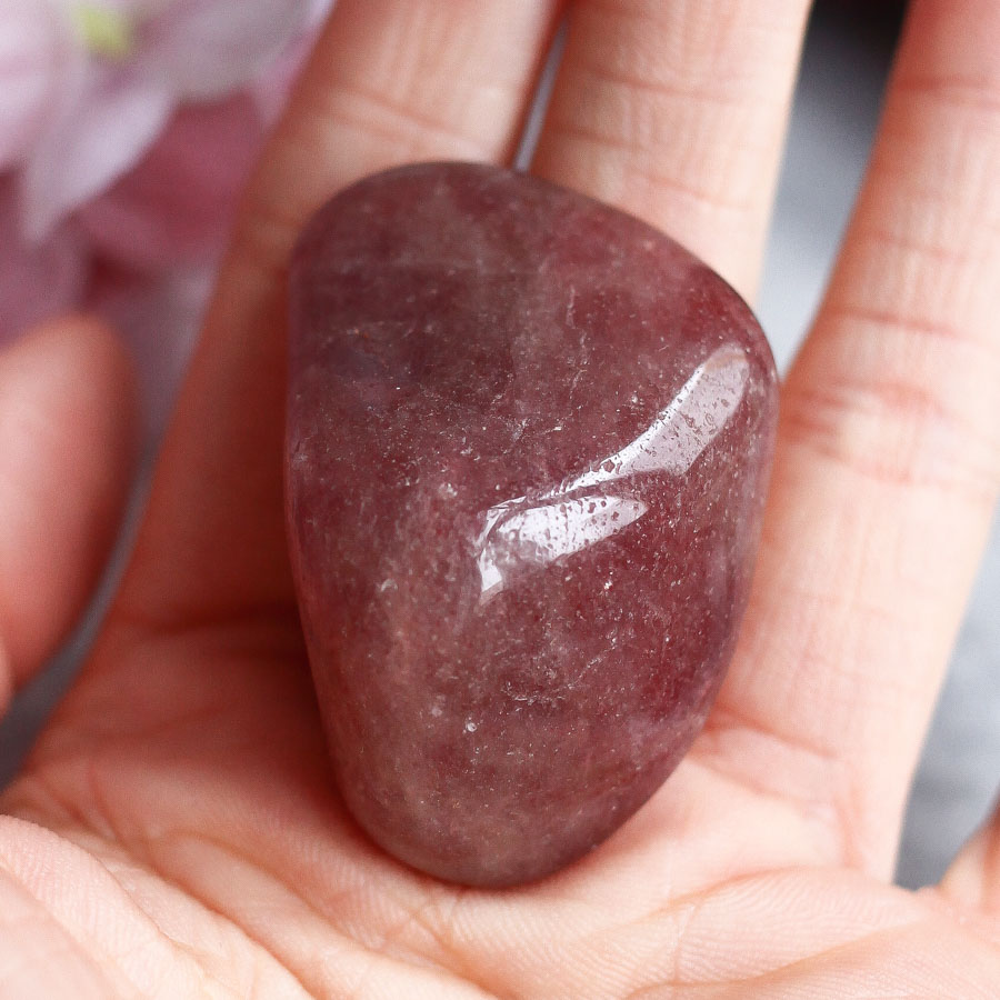 Красный авантюрин в форме гальки