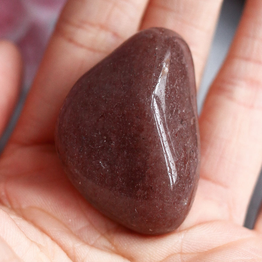 Красный авантюрин в форме гальки