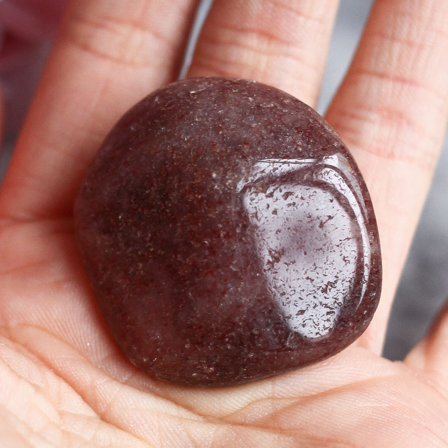 Красный авантюрин в форме гальки