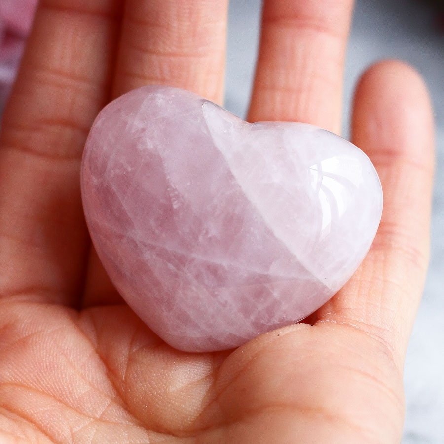 Розовый кварц в форме сердца