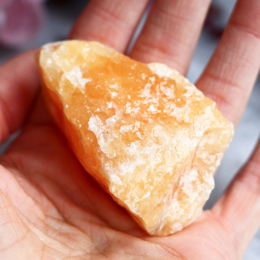 Апельсиновый кальцит необработанный