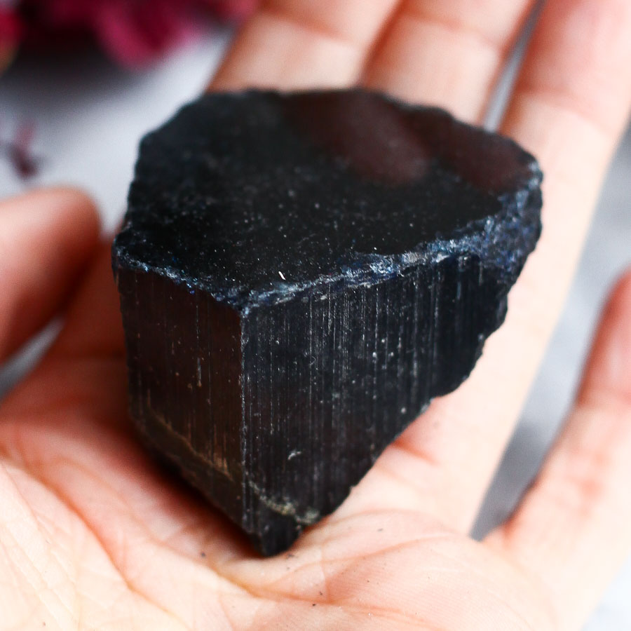 Кристалл черного турмалина (шерла)