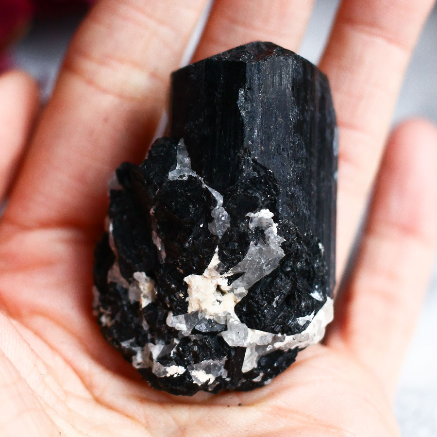 Кристалл черного турмалина (шерла)