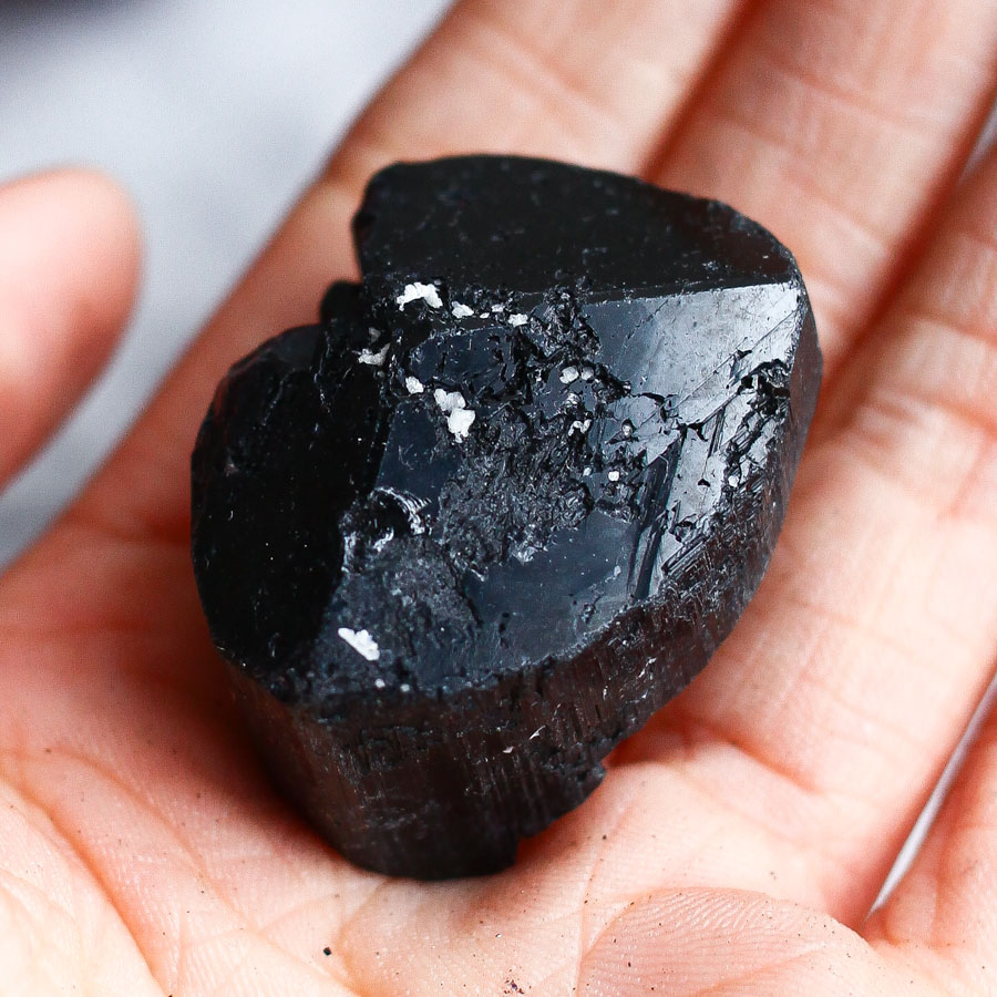 Кристалл черного турмалина (шерла)