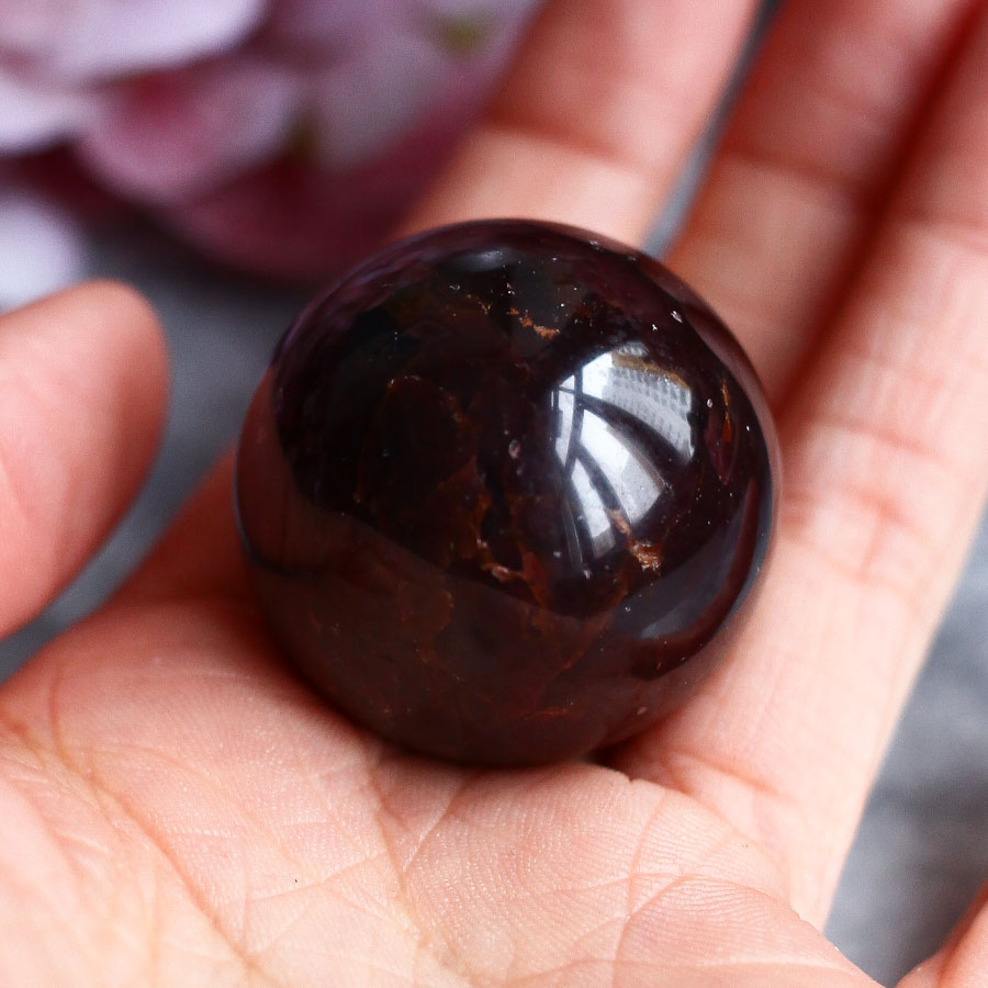 Гранат альмандин в форме шара