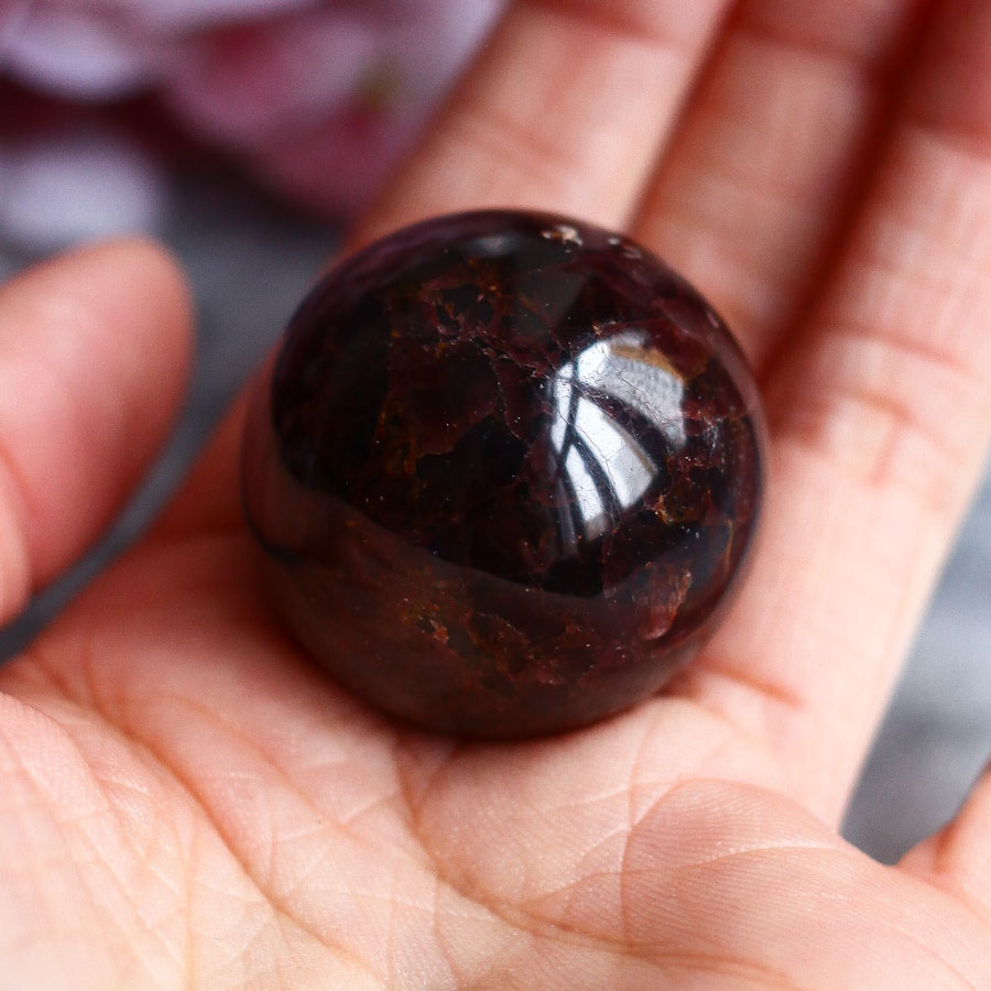 Гранат альмандин в форме шара