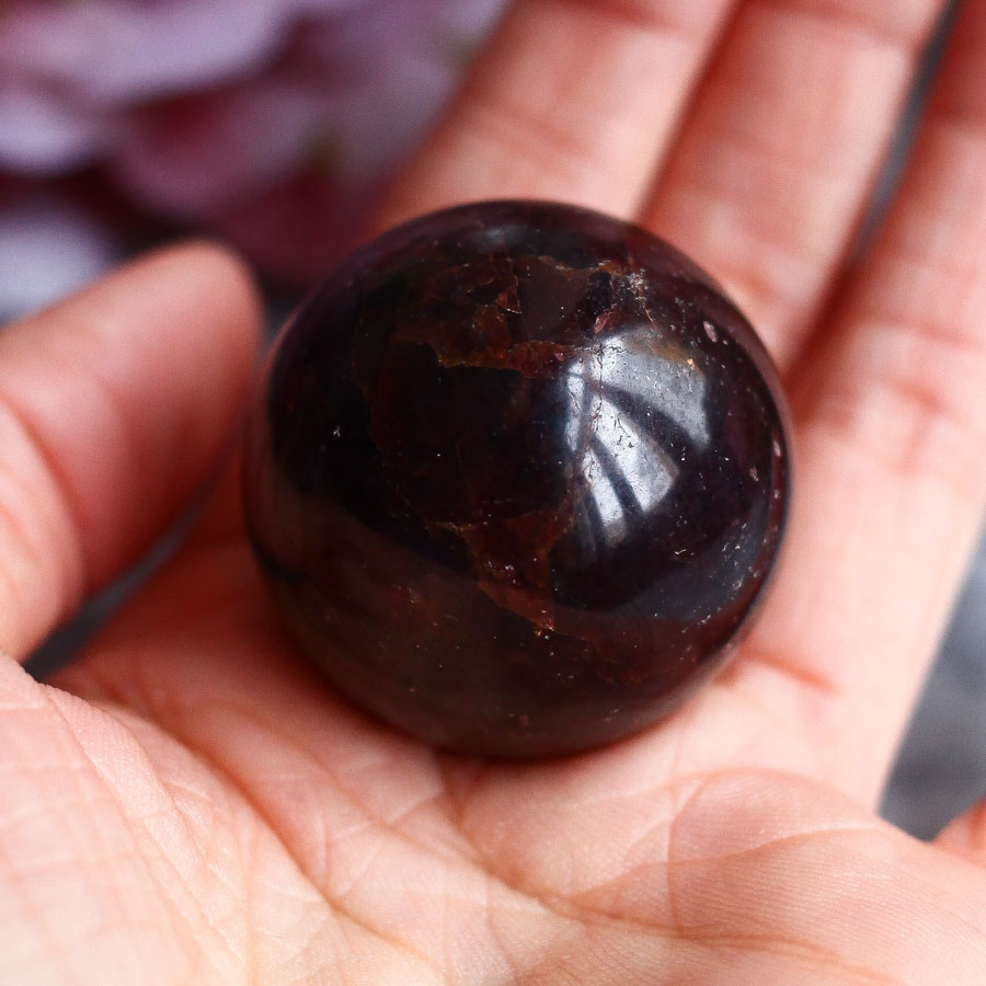 Гранат альмандин в форме шара