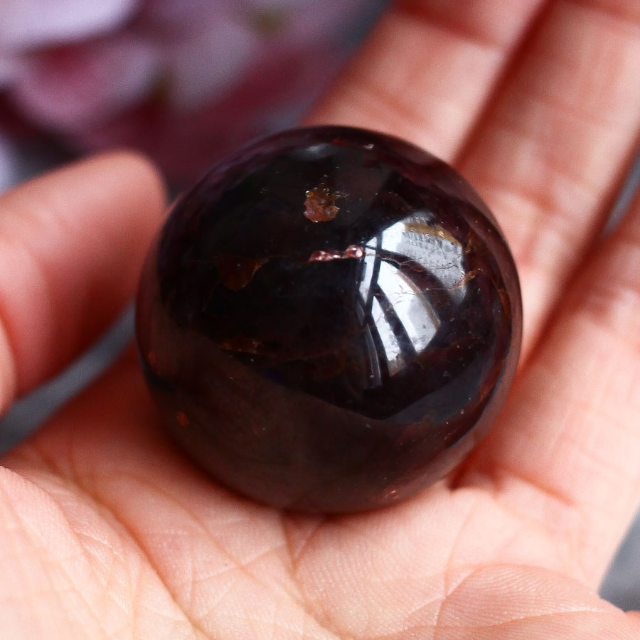 Гранат альмандин в форме шара