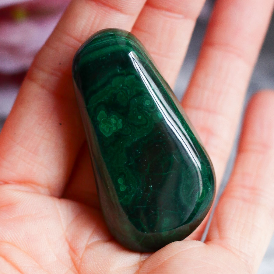 Малахит в форме гальки