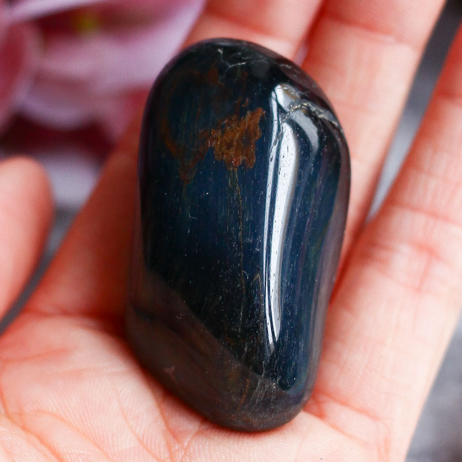 Соколиный глаз в форме гальки