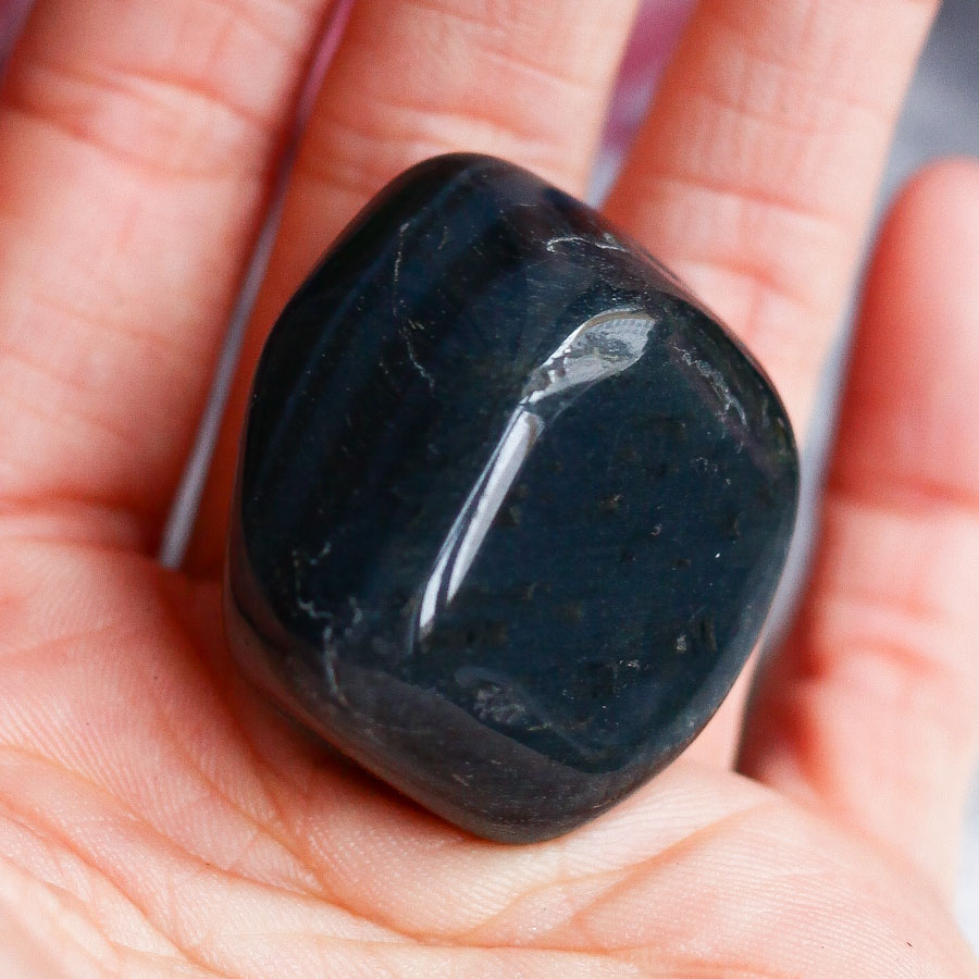 Соколиный глаз в форме гальки