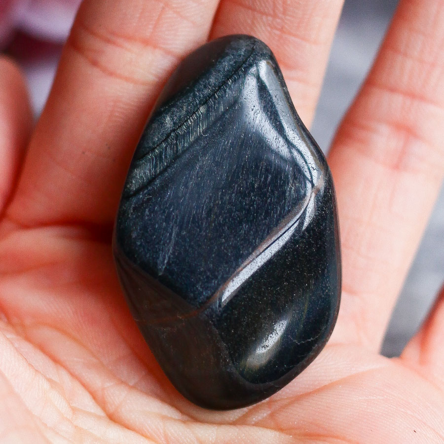 Соколиный глаз в форме гальки