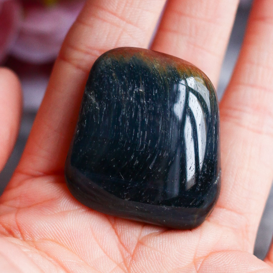 Соколиный глаз в форме гальки