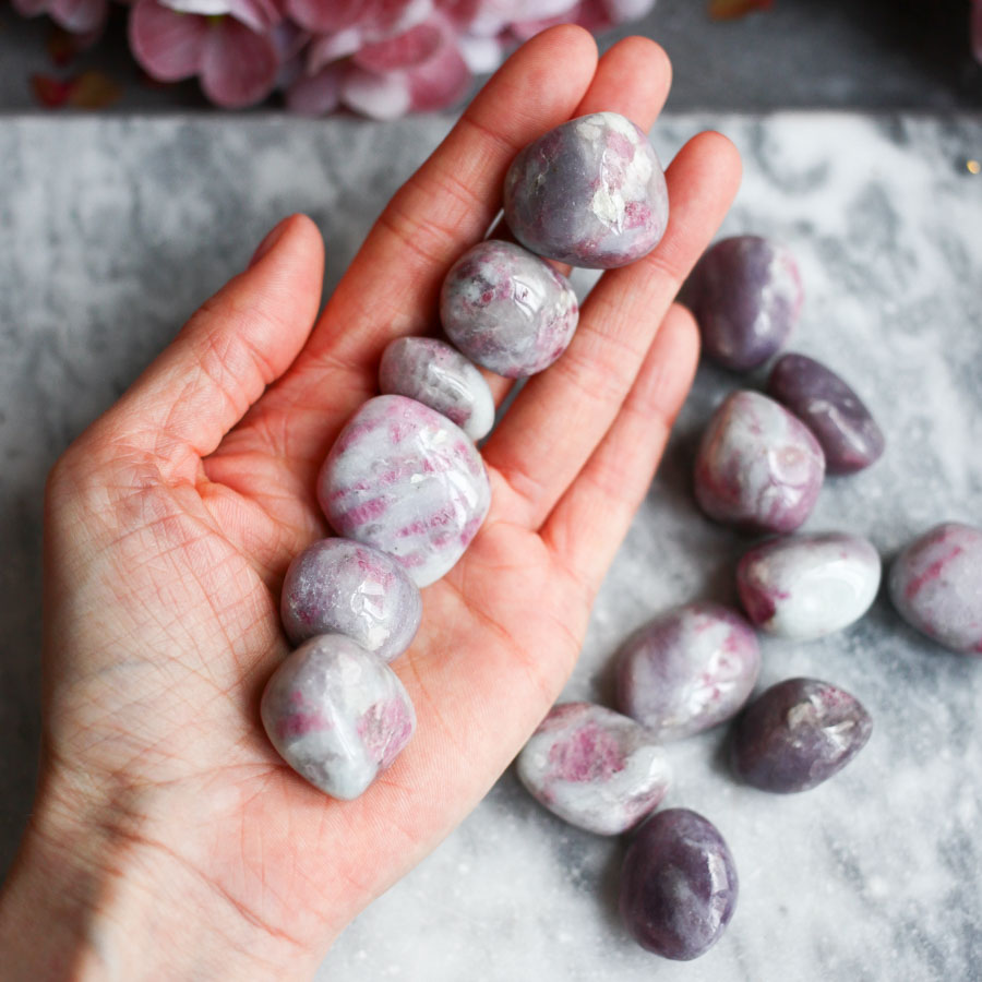 Галтовка розового турмалина (рубеллита) в породе